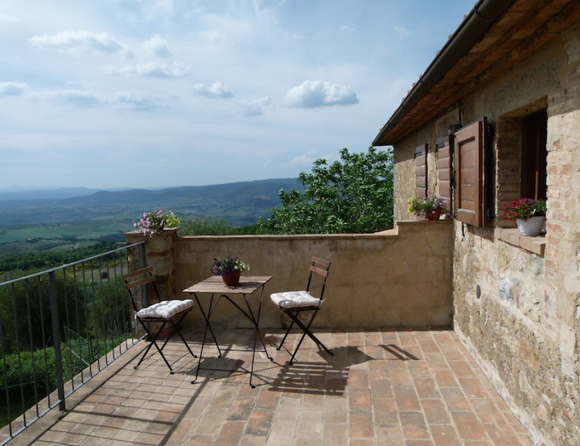 Apartment for sale in Tuscany with a view and private terrace.